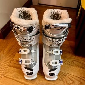 Salomon Women’s Ski Boots white and purple. 25.5